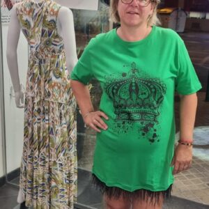 vestido con dibujo de una corona delante