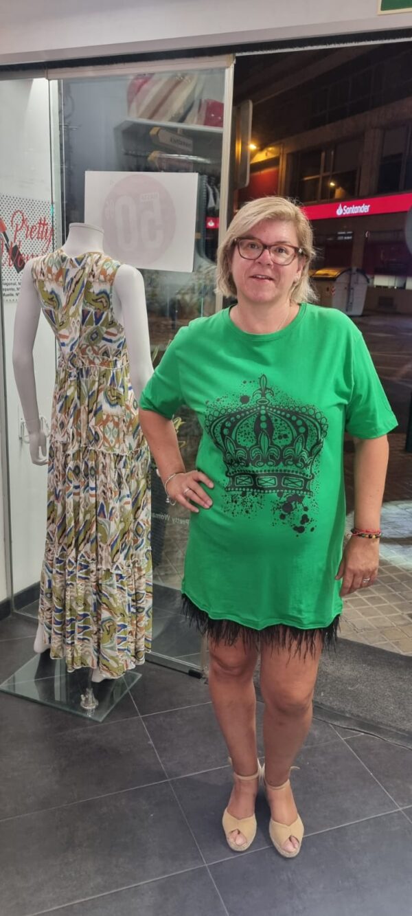 vestido con dibujo de una corona delante